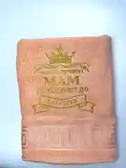 Светло-оранжевый полотенце махровое банное с вышивкой "Маме и бабушке"