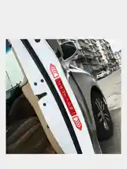Белый светоотражайка на двери авто (сильный эффект отражения)