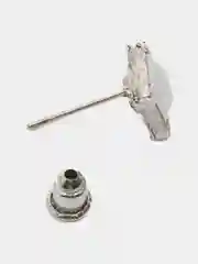 Серьги-гвоздики с белым камнем