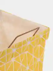 Желтый корзина для белья