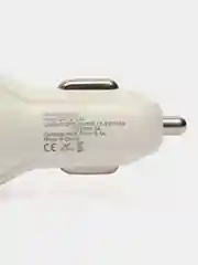 Белый автомобильное зарядное устройство 2 USB / зарядка в прикуриватель для телефона