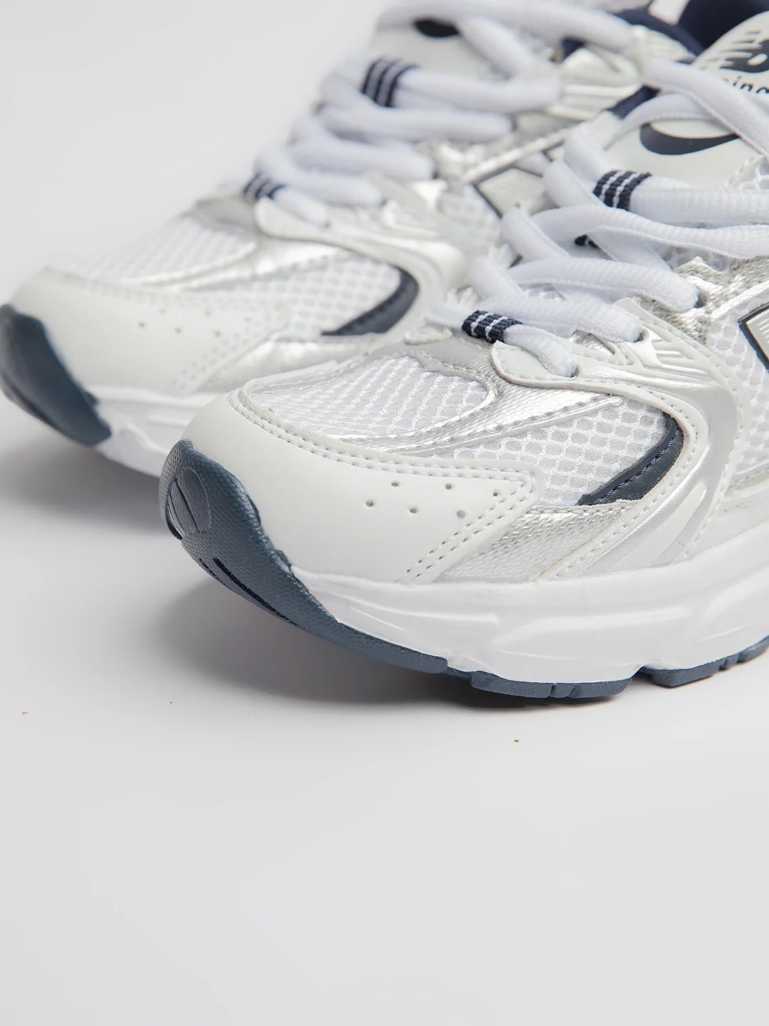 Кроссовки женские с логотипом New Balance 530