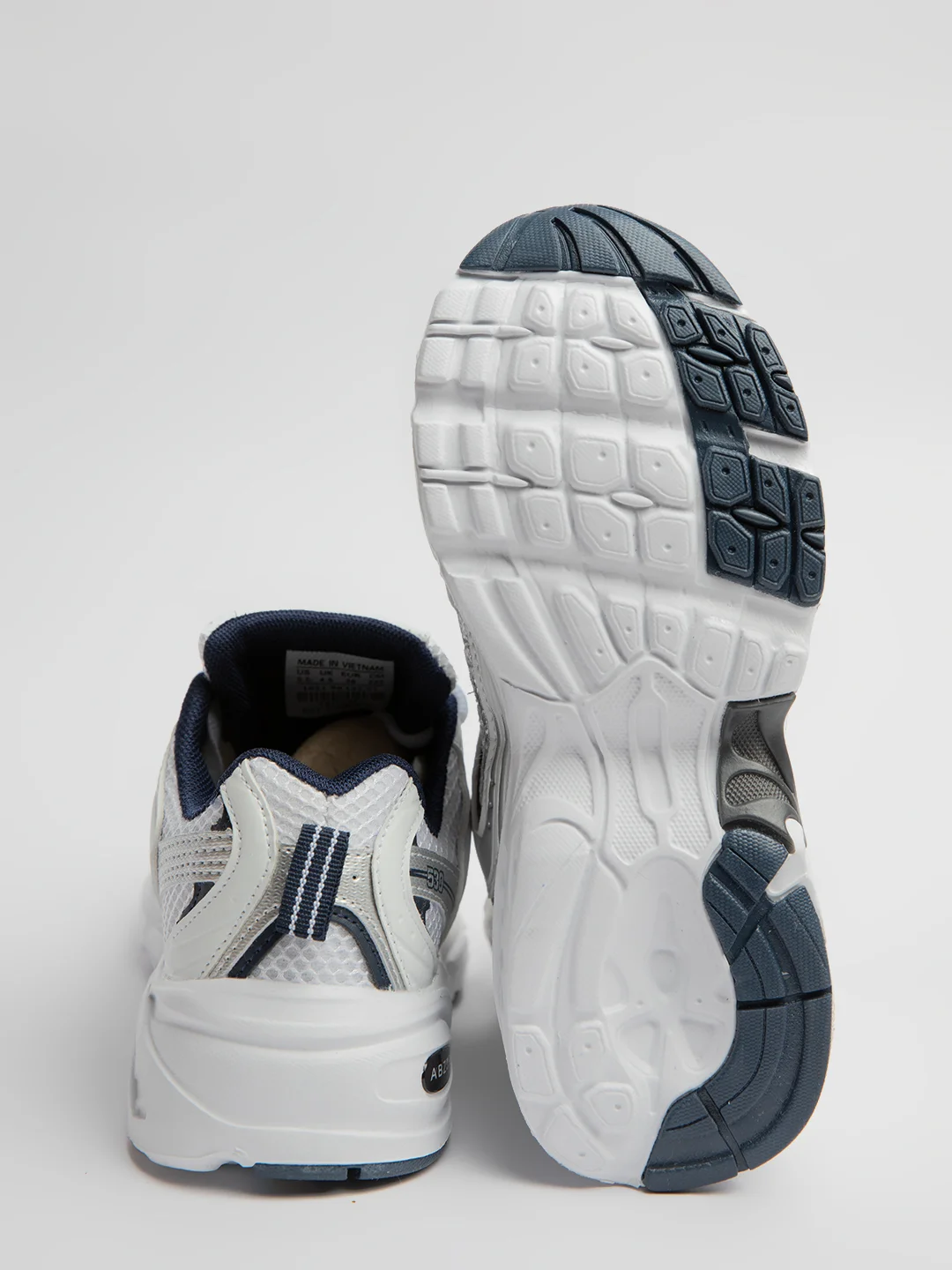 Кроссовки женские с логотипом New Balance 530