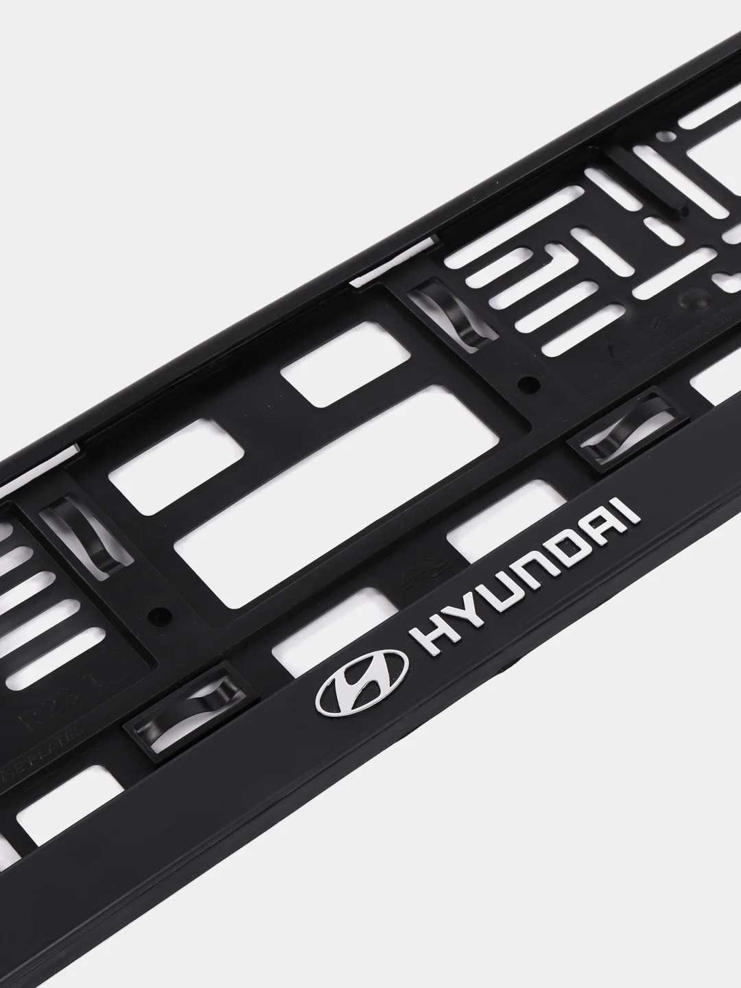 Рамки для номера автомобиля Hyundai - комплект 2 шт черные с хромированной надписью