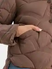 Шоколадный короткий стеганый пуховик