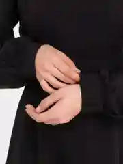 Черный платье женское с перьями на рукавах