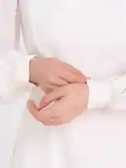 Белый платье женское с перьями на рукавах