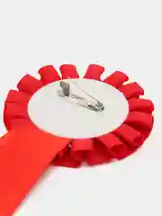 Алый значок на свадьбу