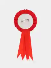 Алый значок на свадьбу