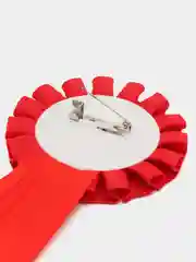 Багровый значок на свадьбу