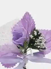 Сиреневый бутоньерка
