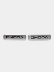 Комплект шильдиков металлических с эмблемой авто "Omoda" и 4 винтовыми креплениями (Пара)