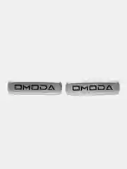 Комплект шильдиков металлических с эмблемой авто "Omoda" и 4 винтовыми креплениями (Пара)