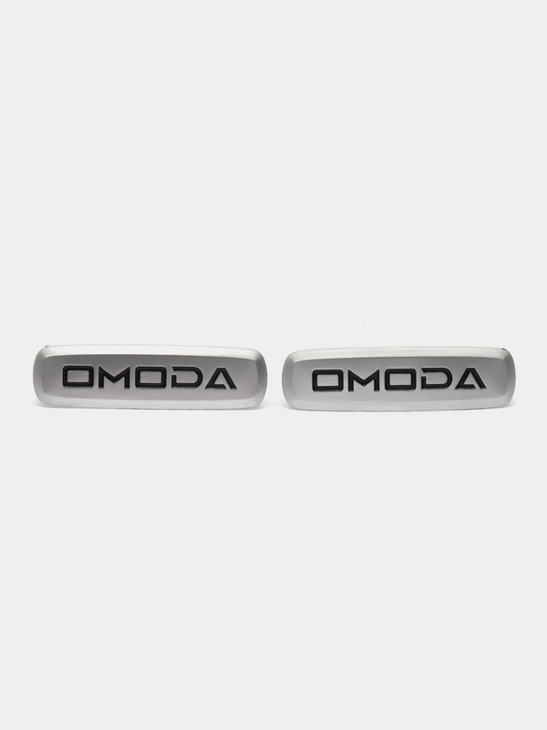 Комплект шильдиков металлических с эмблемой авто "Omoda" и 4 винтовыми креплениями (Пара)