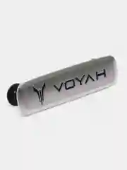 Комплект шильдиков металлических с эмблемой авто "VOYAH" и 4 винтовыми креплениями (Пара)