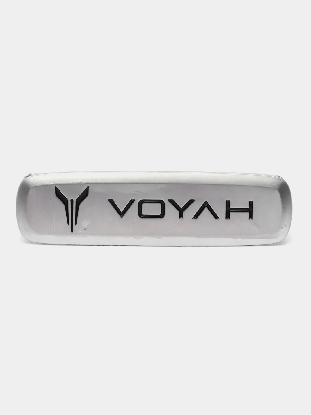 Комплект шильдиков металлических с эмблемой авто "VOYAH" и 4 винтовыми креплениями (Пара)