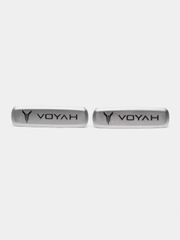 Комплект шильдиков металлических с эмблемой авто "VOYAH" и 4 винтовыми креплениями (Пара)