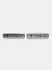 Комплект шильдиков металлических с эмблемой авто "Tesla" и 4 винтовыми креплениями (Пара)