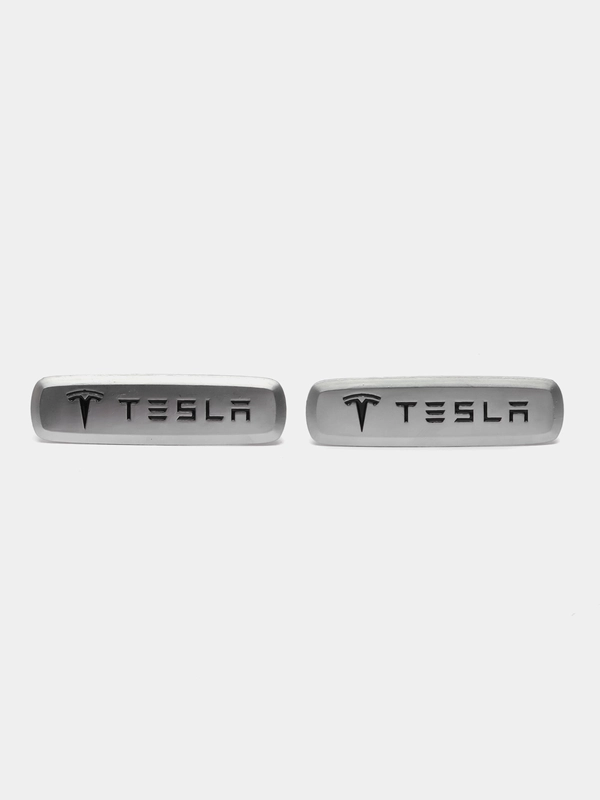 Комплект шильдиков металлических с эмблемой авто "Tesla" и 4 винтовыми креплениями (Пара)