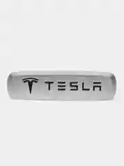 Комплект шильдиков металлических с эмблемой авто "Tesla" и 4 винтовыми креплениями (Пара)