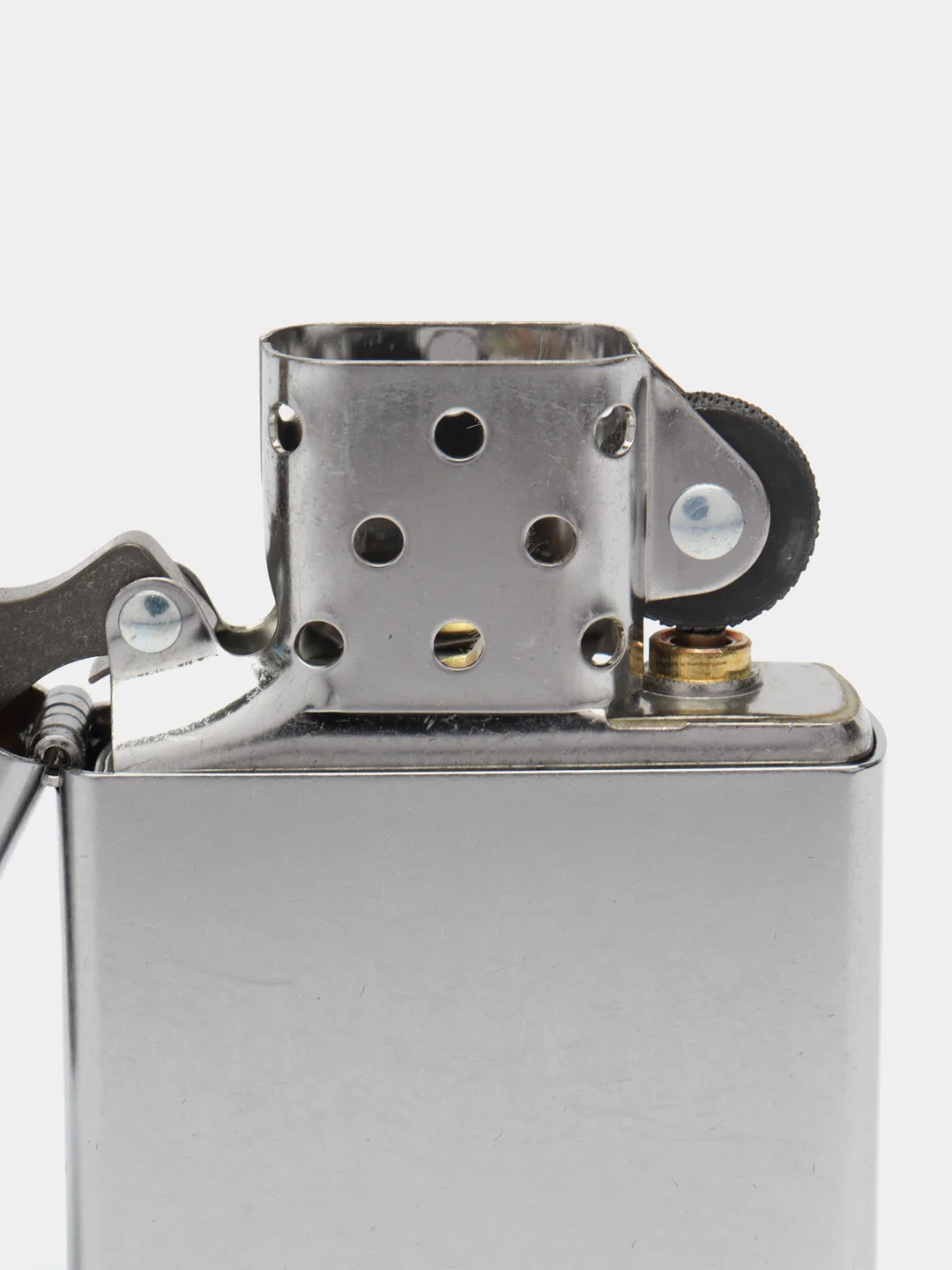 Серебряный зажигалка бензиновая ZIPPO 207 Classic с покрытием Satin Chrome