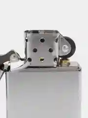 Серебряный зажигалка бензиновая ZIPPO 207 Classic с покрытием Satin Chrome