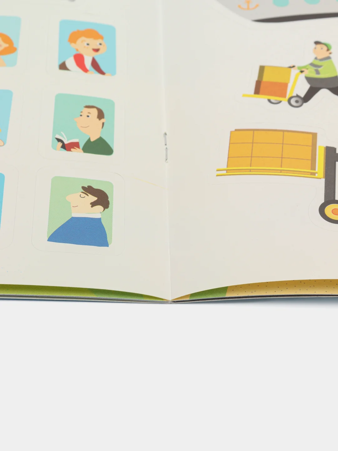 Развивающие книжки с наклейками "Едем,плывем,летим" и "Машины-помощники"(Набор из 2 книг)