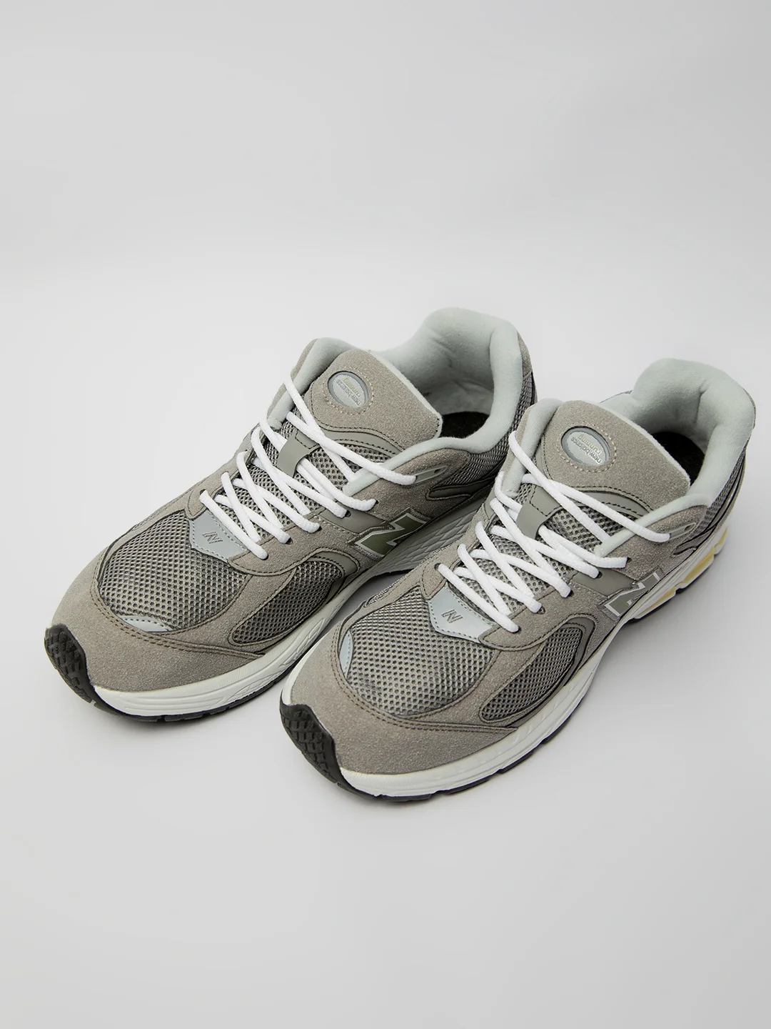 Мужские кроссовки с логотипом New Balance 2002R