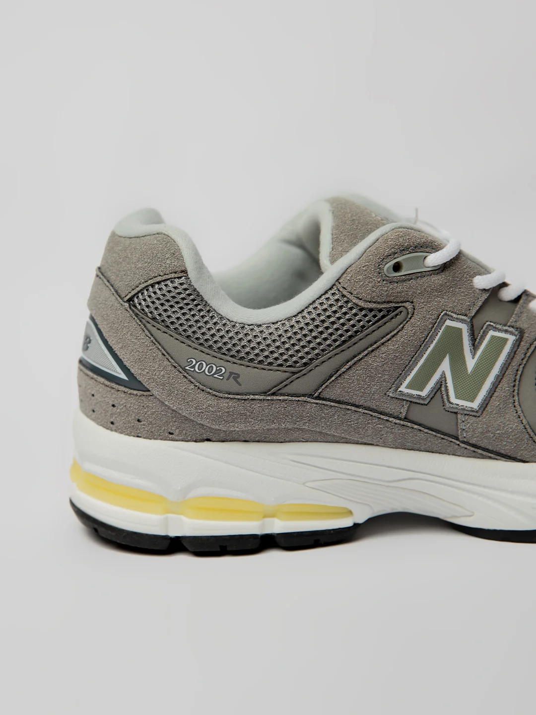 Мужские кроссовки с логотипом New Balance 2002R