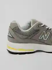 Мужские кроссовки с логотипом New Balance 2002R