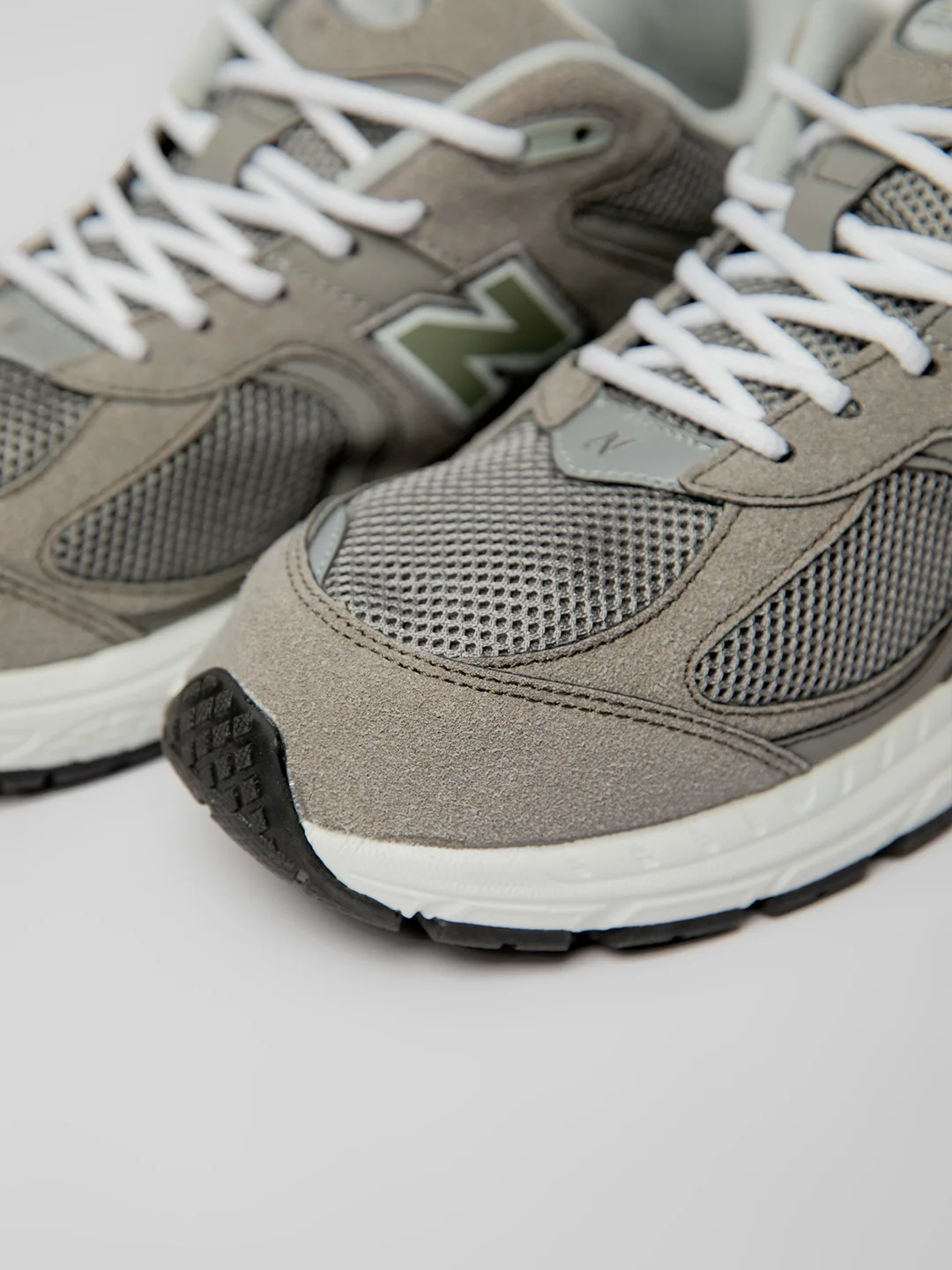 Мужские кроссовки с логотипом New Balance 2002R