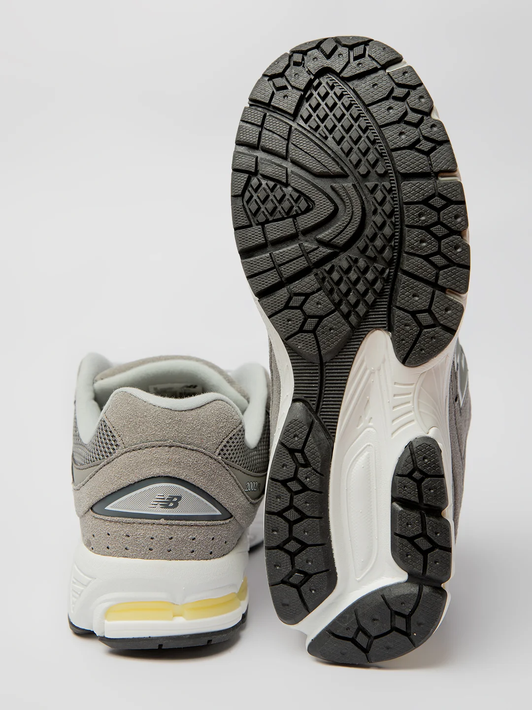 Мужские кроссовки с логотипом New Balance 2002R