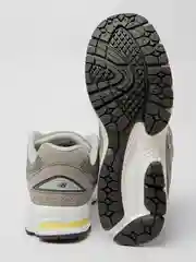 Мужские кроссовки с логотипом New Balance 2002R