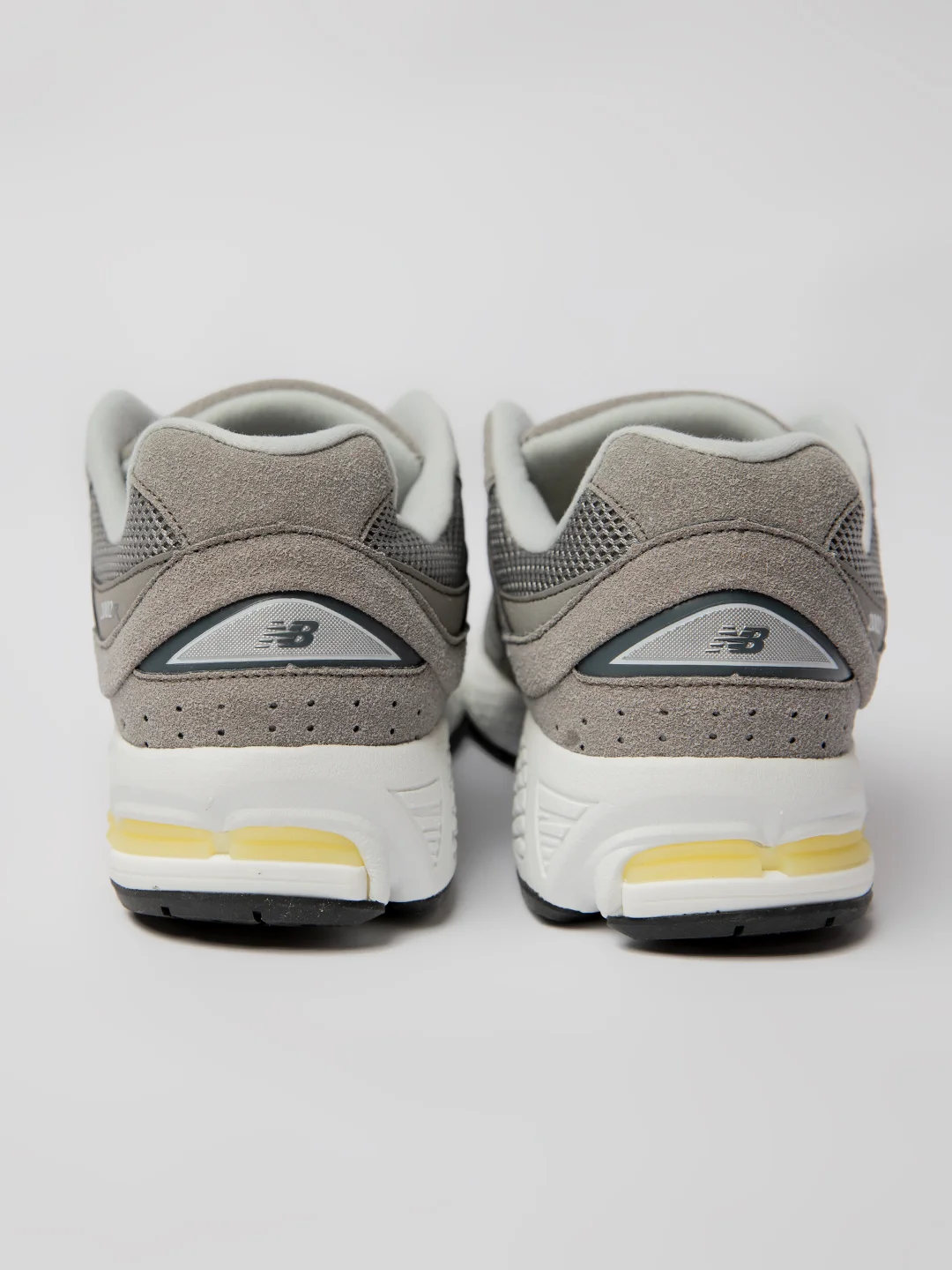 Мужские кроссовки с логотипом New Balance 2002R