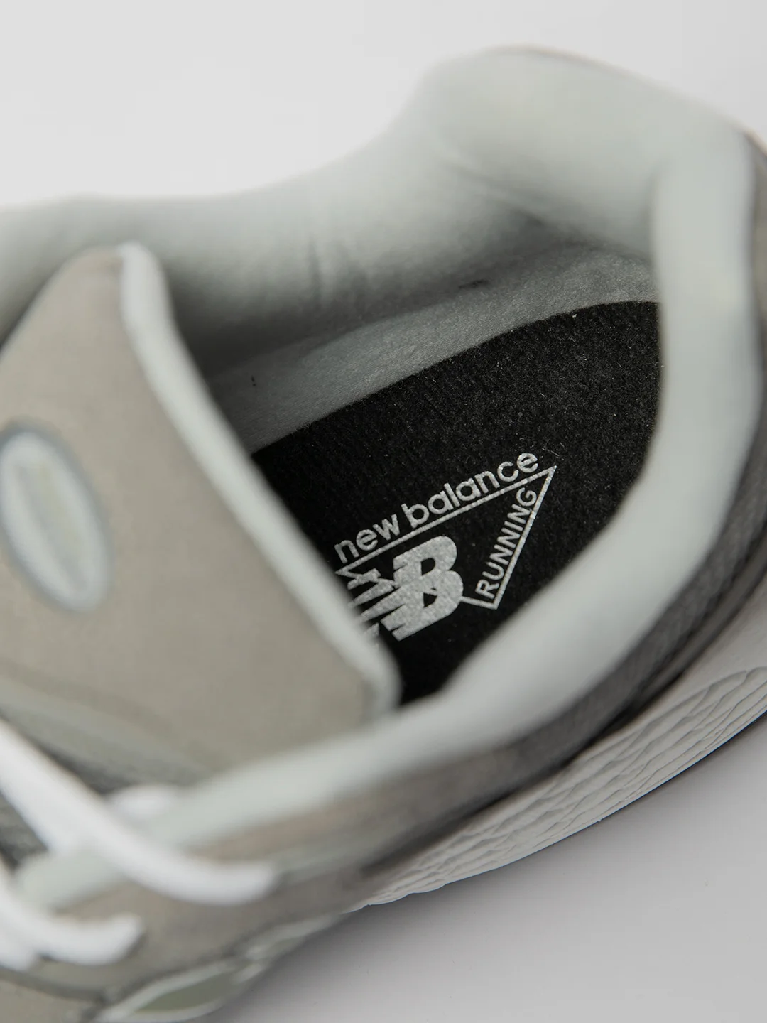 Мужские кроссовки с логотипом New Balance 2002R