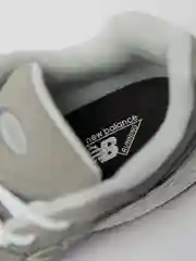 Мужские кроссовки с логотипом New Balance 2002R