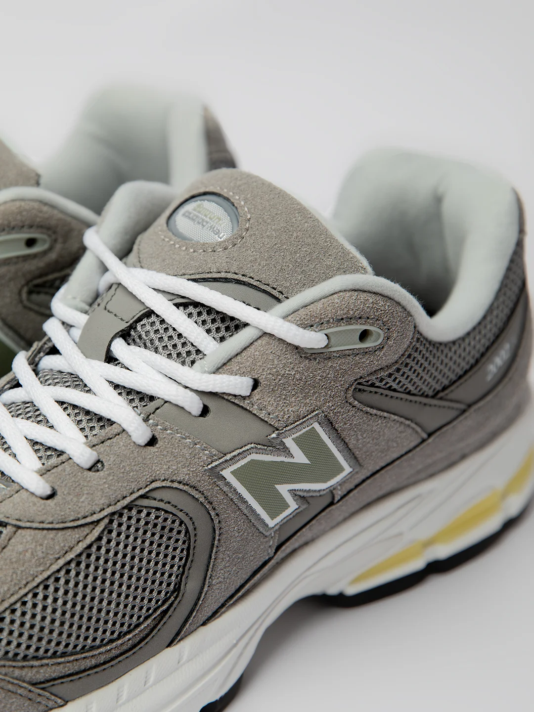 Мужские кроссовки с логотипом New Balance 2002R