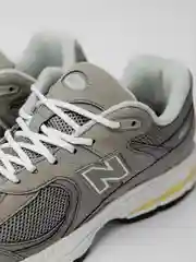 Мужские кроссовки с логотипом New Balance 2002R