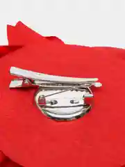 Красный брошь цветок из ткани