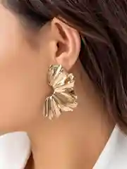 Объемные серьги в форме лепестков
