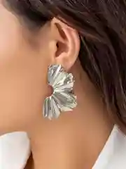 Объемные серьги в форме лепестков
