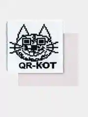 Белый нашивка шеврон на одежду QR-кот, на липучке