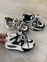 Женские кроссовки