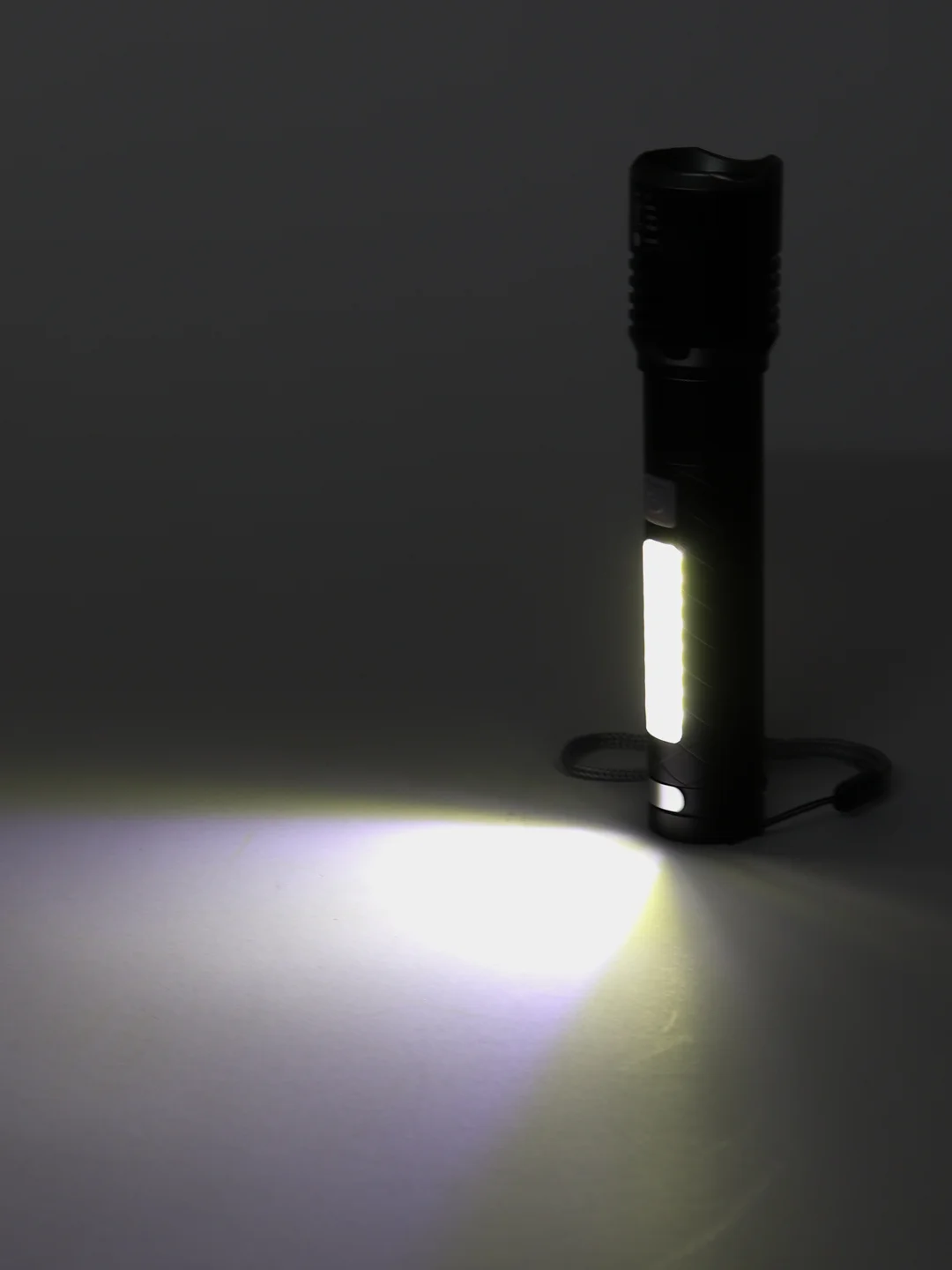 Фонарь карманный LED со встроенным аккумулятором в кейсе