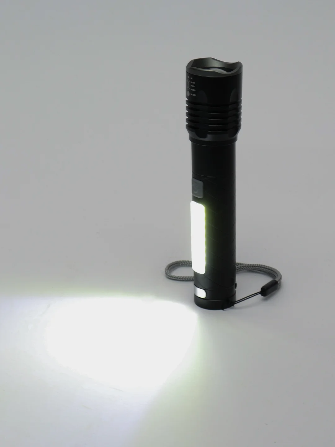Фонарь карманный LED со встроенным аккумулятором в кейсе