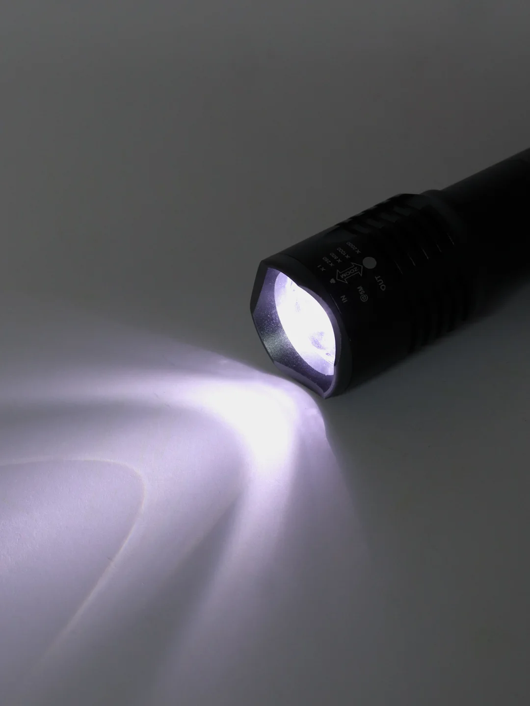 Фонарь карманный LED со встроенным аккумулятором в кейсе