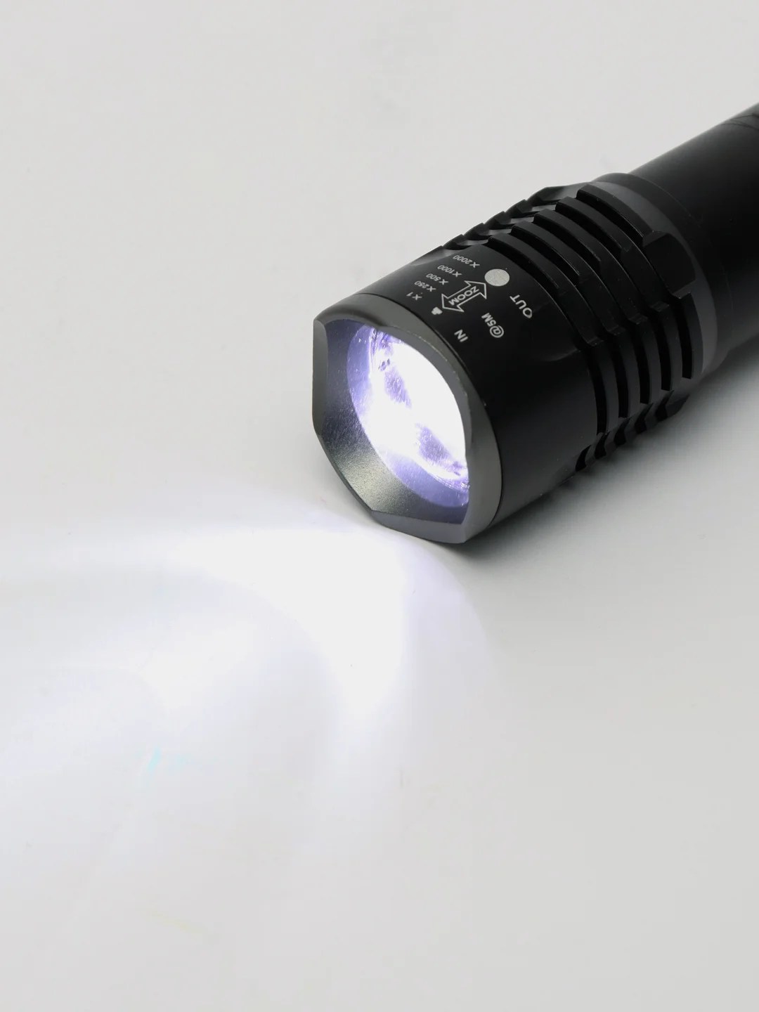 Фонарь карманный LED со встроенным аккумулятором в кейсе