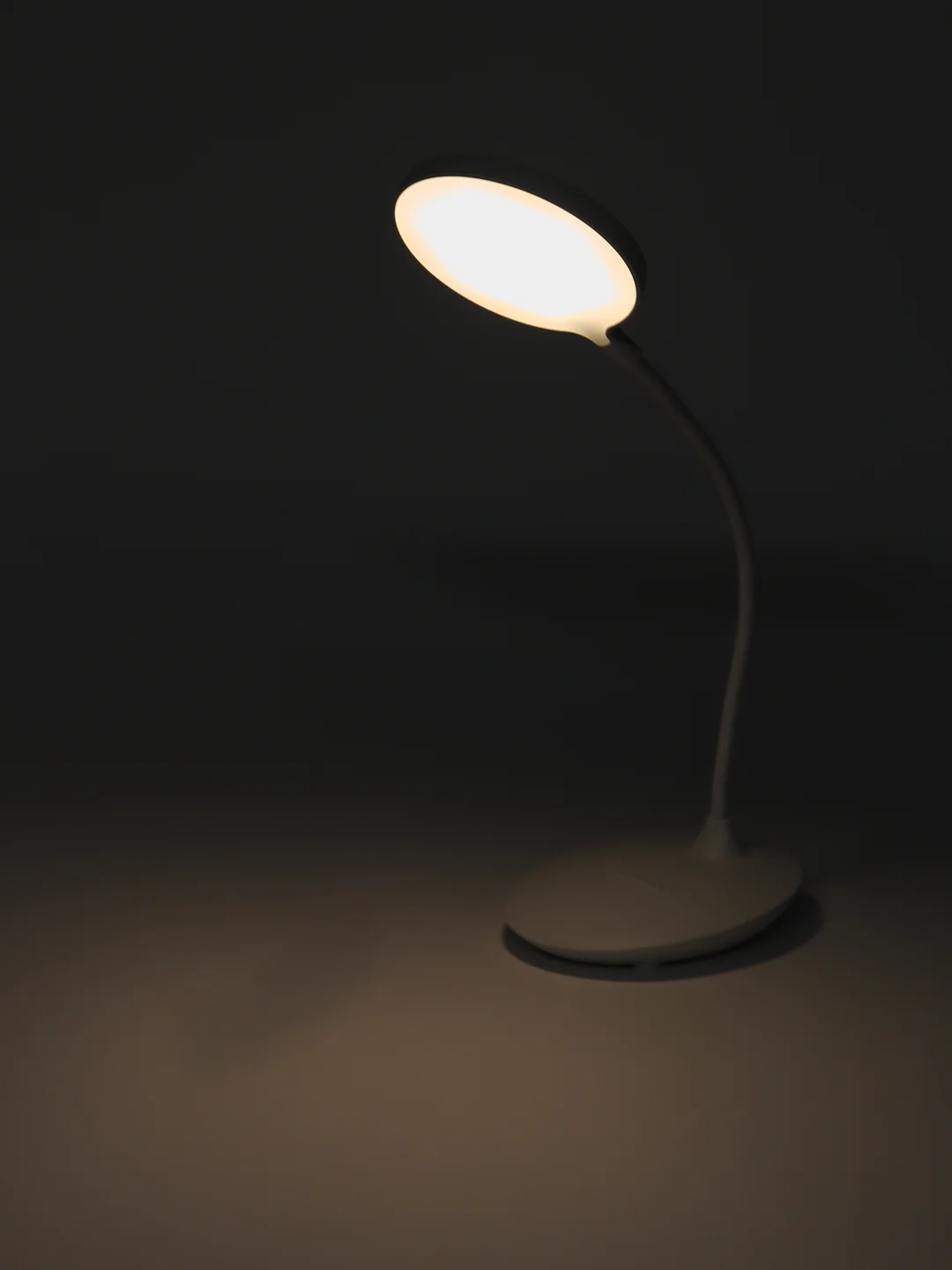 Настольный аккумуляторный светильник светодиодный LED