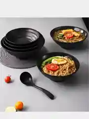 Черный салатница с ложкой, миска, тарелка