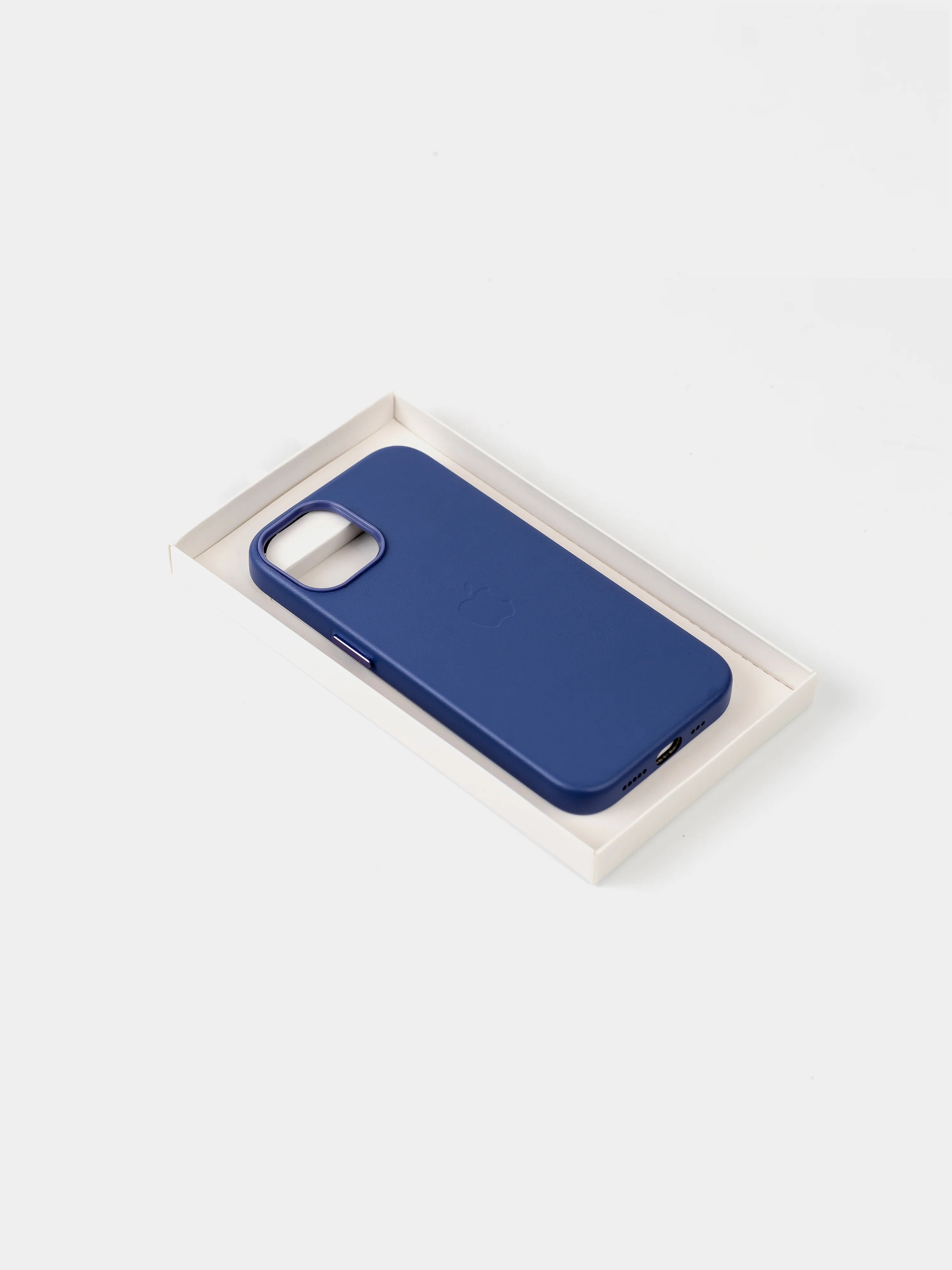 Голубой кожаный чехол для iPhone 14 Leather Case с MagSafe